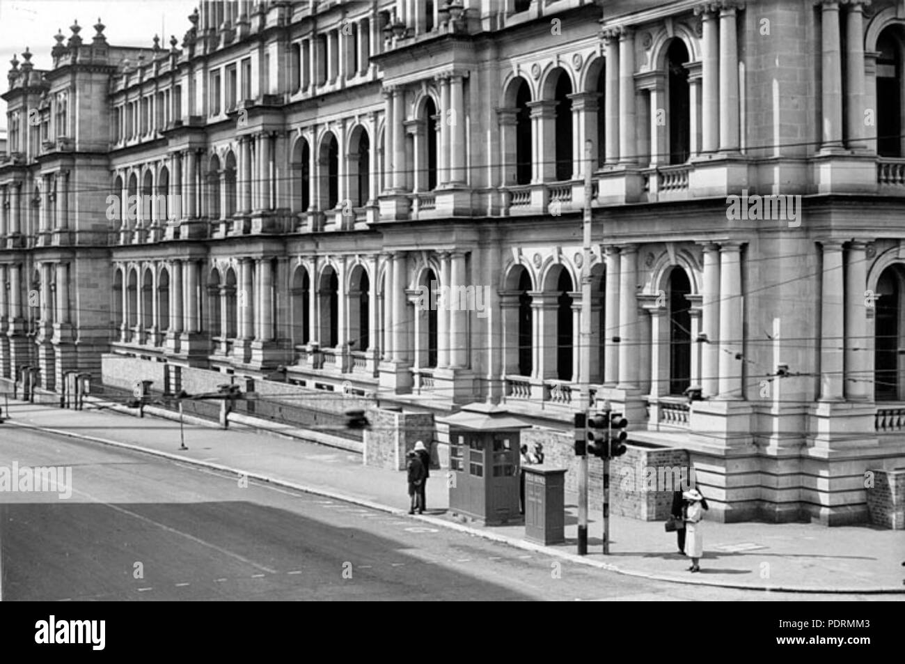 109 Queensland Archivi di Stato 3026 Air Raid Shelter fuori il ministero del Tesoro Brisbane c 1945 Foto Stock