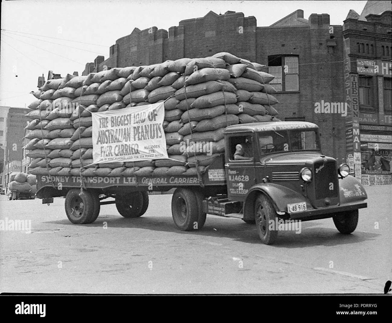 137 SLNSW 15431 Record Trasporto Sydney Ltd truckload di arachidi presi per il Weston Co la pubblicità del marchio Eta burro di arachidi Foto Stock