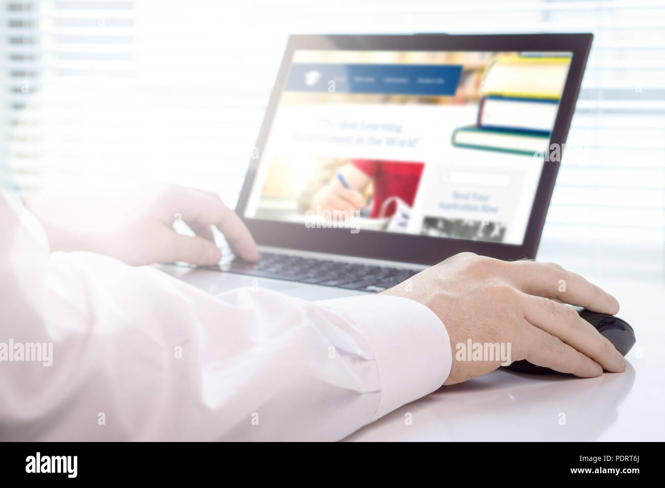 Web designer di test o la progettazione di un nuovo sito web. Nuovo layout del sito web su uno schermo del notebook. Foto Stock