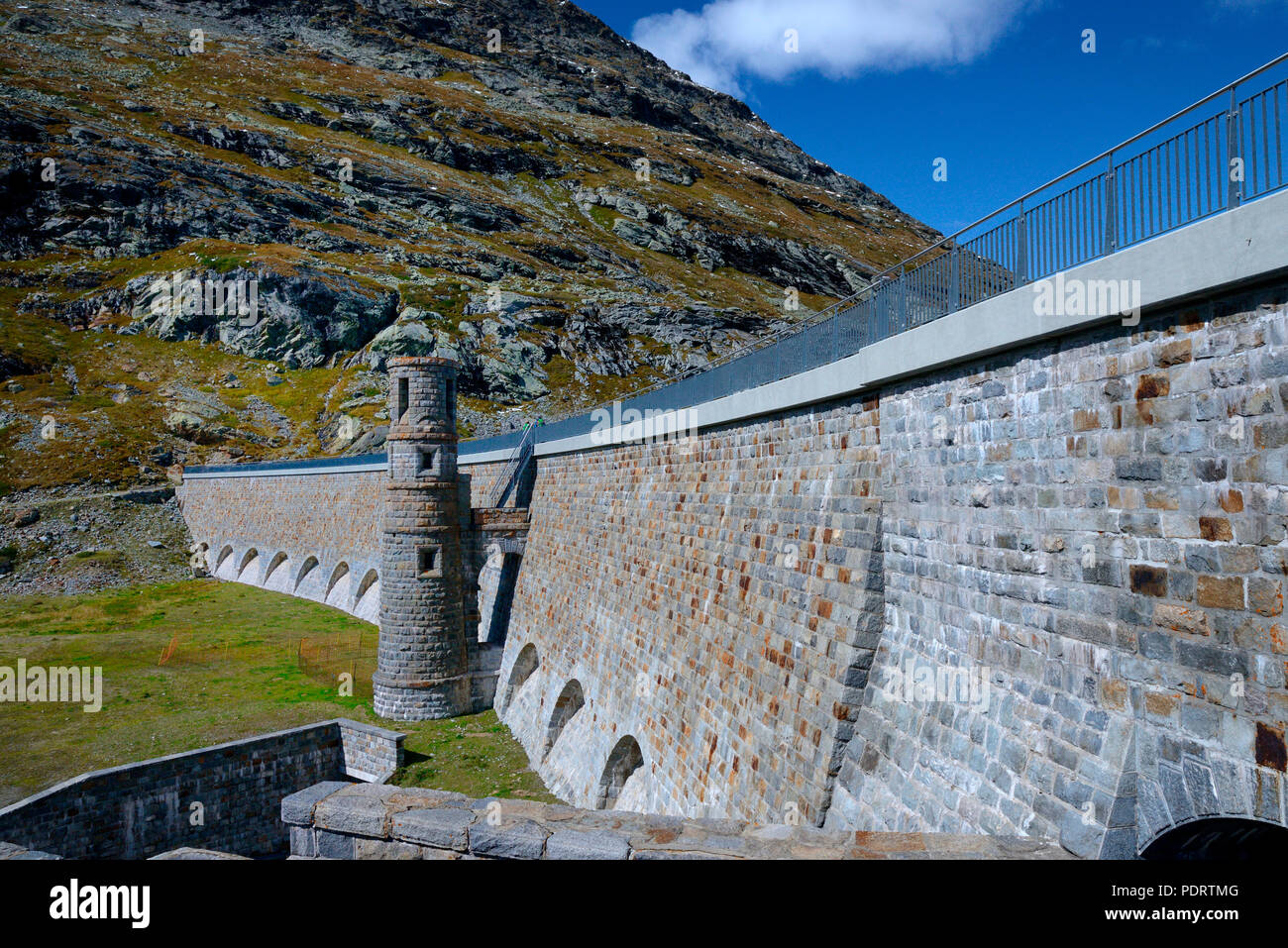 Staumauer des Lago Bianco, Bernina-Pass, Oberengadin, Kanton dei Grigioni, Schweiz Foto Stock