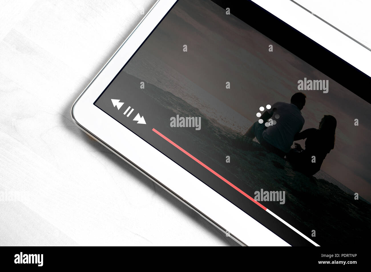 Connessione a internet lenta. Bad Film online servizio di streaming. Icona di caricamento il rotolamento sul video. Lettore di film arrestato e buffer. Problema con la connessione wifi. Foto Stock