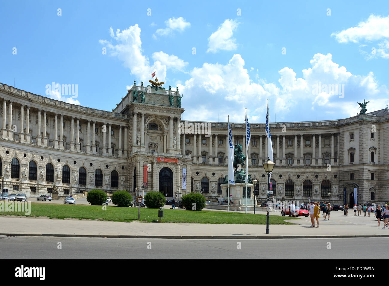 Vista dalla Heldenplatz alla Hofburg di Vienna con la residenza ufficiale del governo federale austriaco e presidente sede Foto Stock