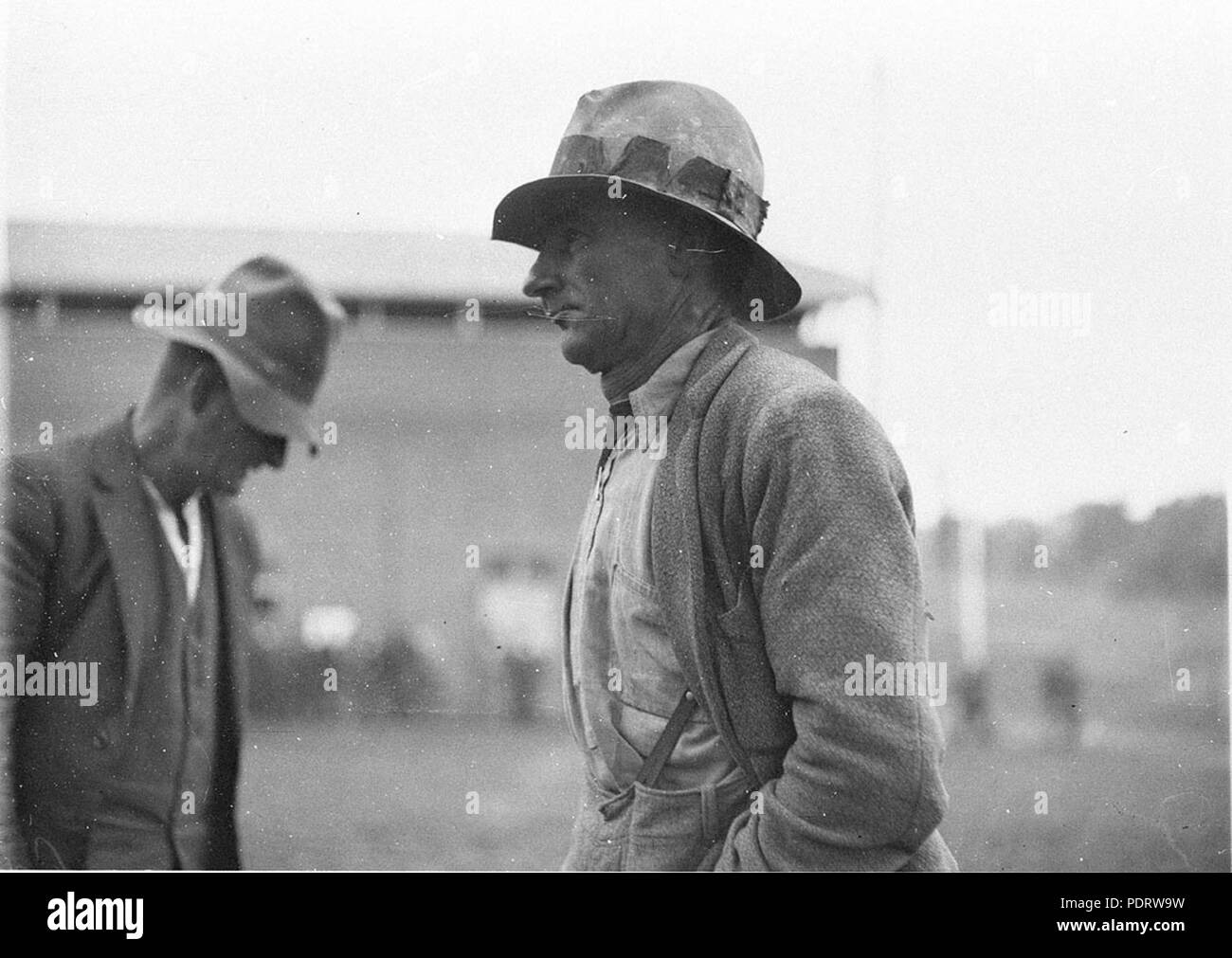 160 42525 SLNSW soccorritori ascolto ai funzionari Foto Stock