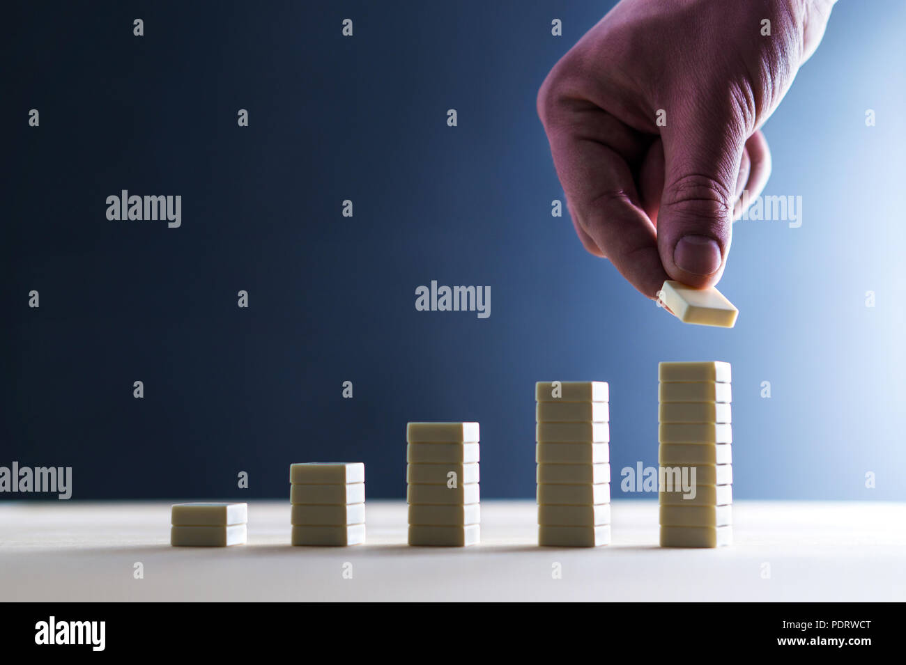 La crescita aziendale, il successo finanziario, risultato record o di un aumento del fatturato del concetto. Lo sviluppo, il miglioramento e il raggiungimento degli obiettivi. Foto Stock