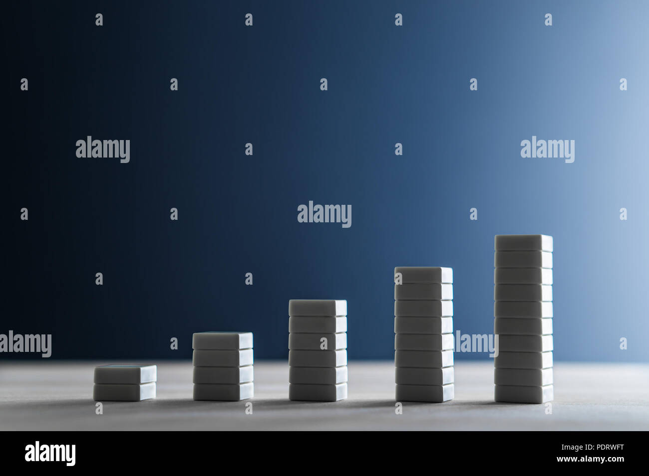 La crescita aziendale, il successo o l'aumento del fatturato concetto. Lo sviluppo, il miglioramento e il raggiungimento degli obiettivi. Pila di piastrelle rendendo crescente grafico. Foto Stock