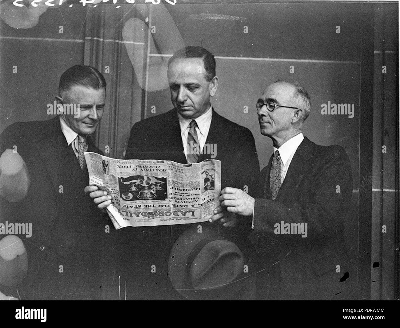 161 43360 SLNSW presso la Conferenza degli insegnanti tre uomini discutere la storia di frontpage nel quotidiano lavoro il 17 dicembre 1934 la sconfitta del Presidente dr. C H Currey e altri funzionari del paese Comitato esecutivo Foto Stock