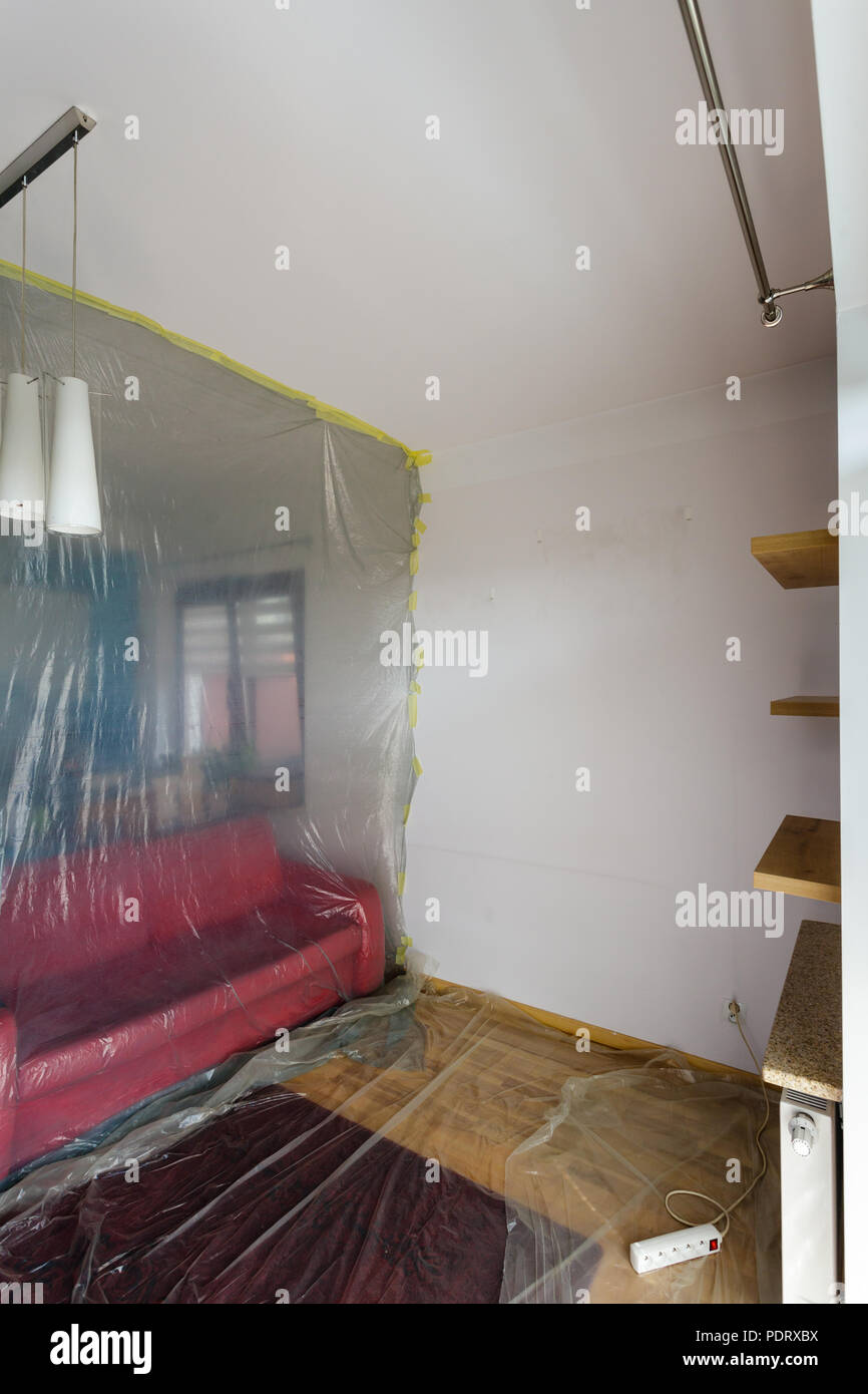 Ristrutturazione di appartamento, soggiorno assicurato con pellicola protettiva Foto Stock