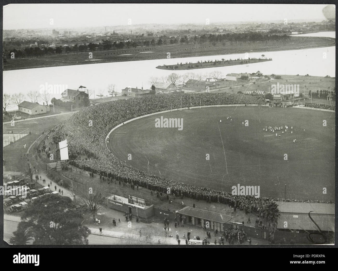 10 Veduta aerea di Albert Park Lake e il South Melbourne Cricket Ground in primo piano con una partita di calcio in corso Foto Stock