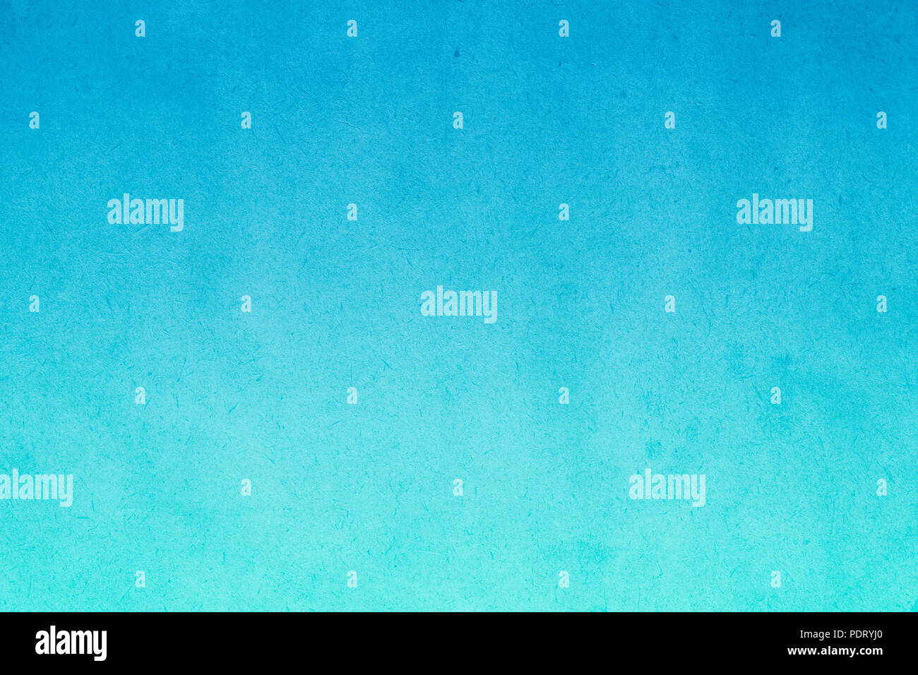 Gradiente blu vernice ad acquerello su carta vecchia con sbavature di granella sporca astratto di texture per Foto Stock