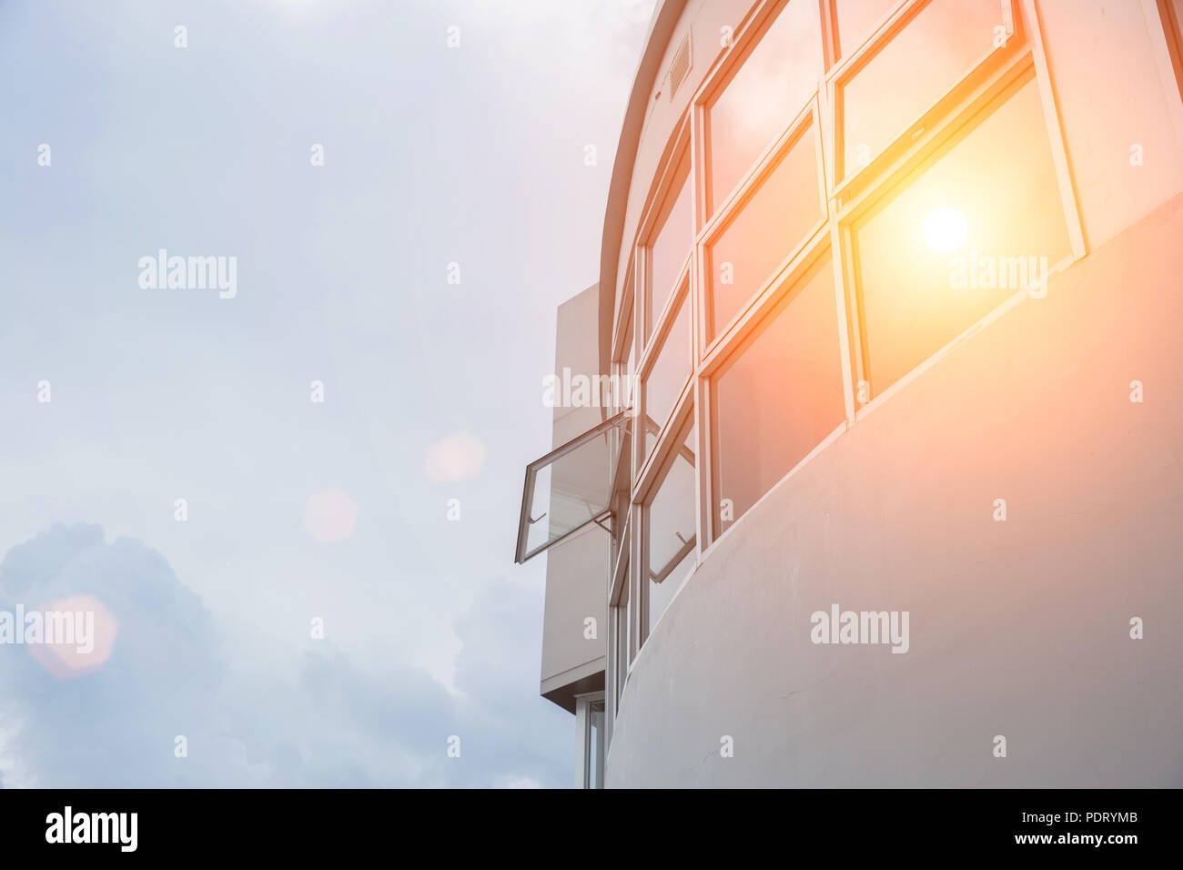 Tempo caldo alta giornata di sole ufficio finestre di protezione UV esterno outdoor Foto Stock