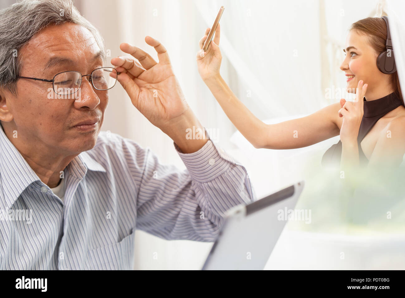 Papà con la figlia parlare insieme con la video chiamata su smart device e la comunicazione tecnologica per ridurre la depressione anziani e il tasso di suicidio Foto Stock
