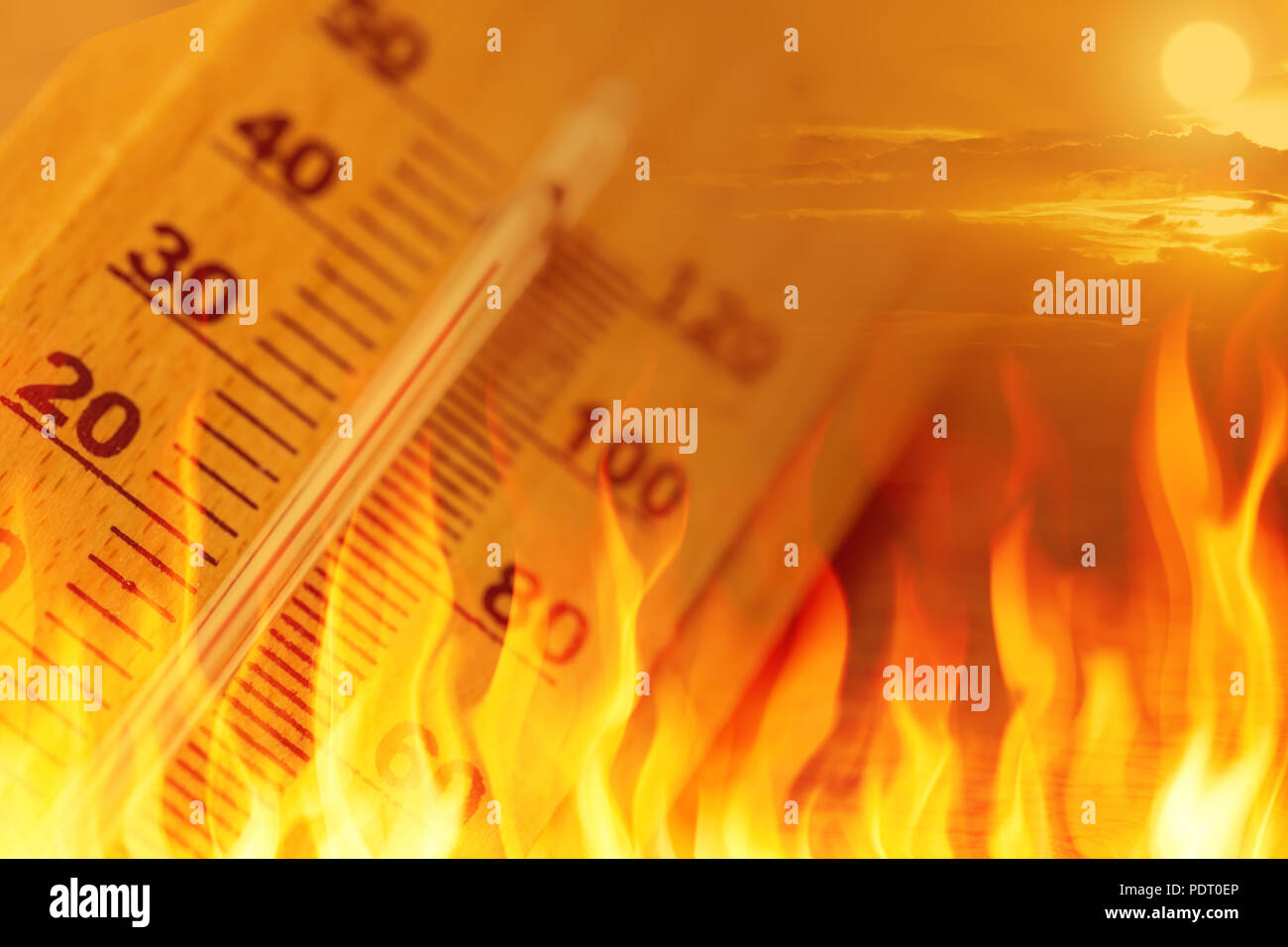 Il riscaldamento globale del cambiamento climatico segno alta temperatura termometro concetto antincendio Foto Stock