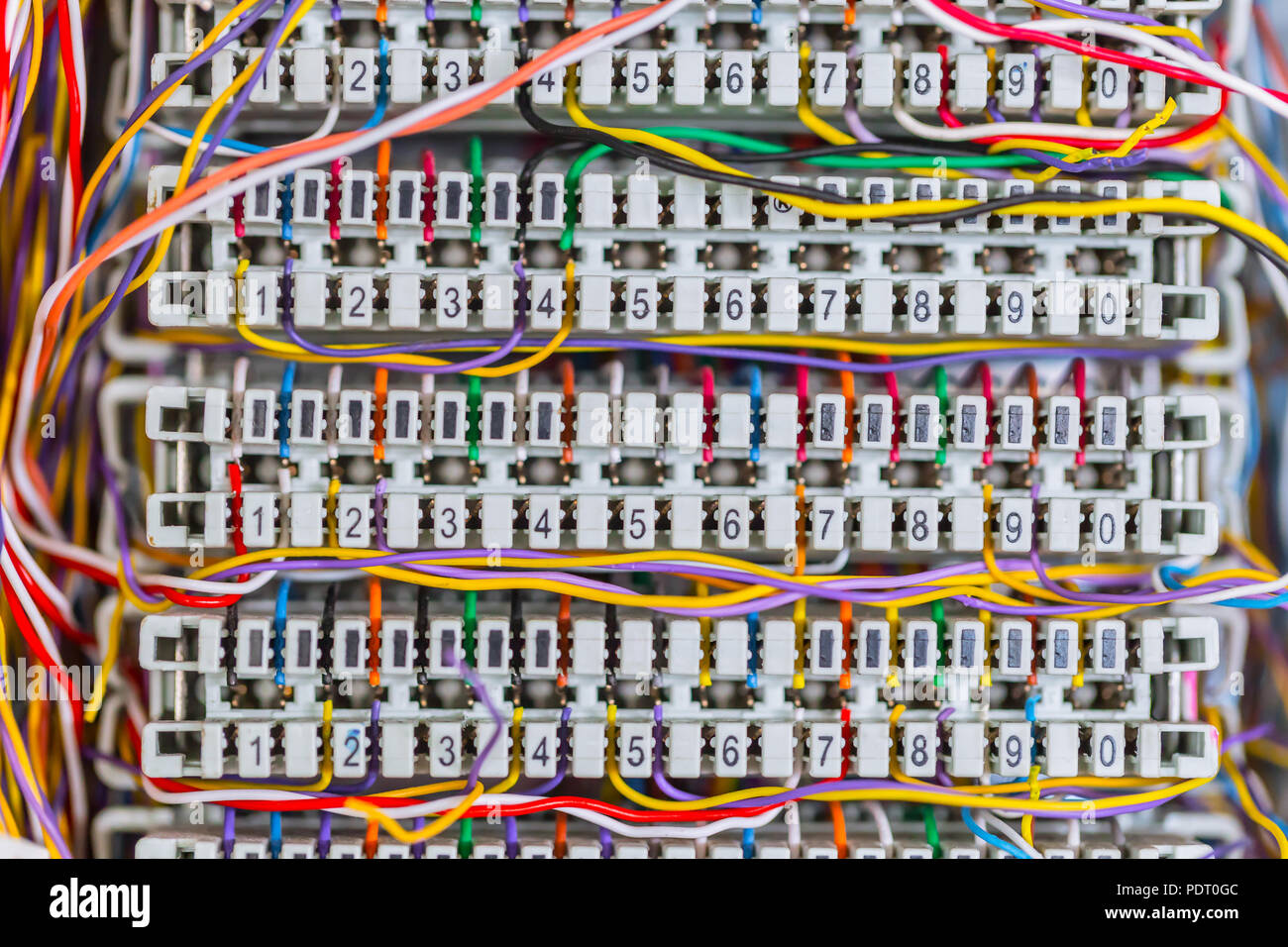Complesso gestito massy colorati cavo telefonico linee in PBX analogico box Foto Stock