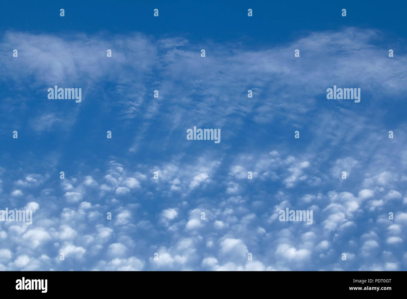 Ventresche e puffy Cirrocumulus nuvole contro il cielo blu. Orientamento orizzontale. Foto Stock