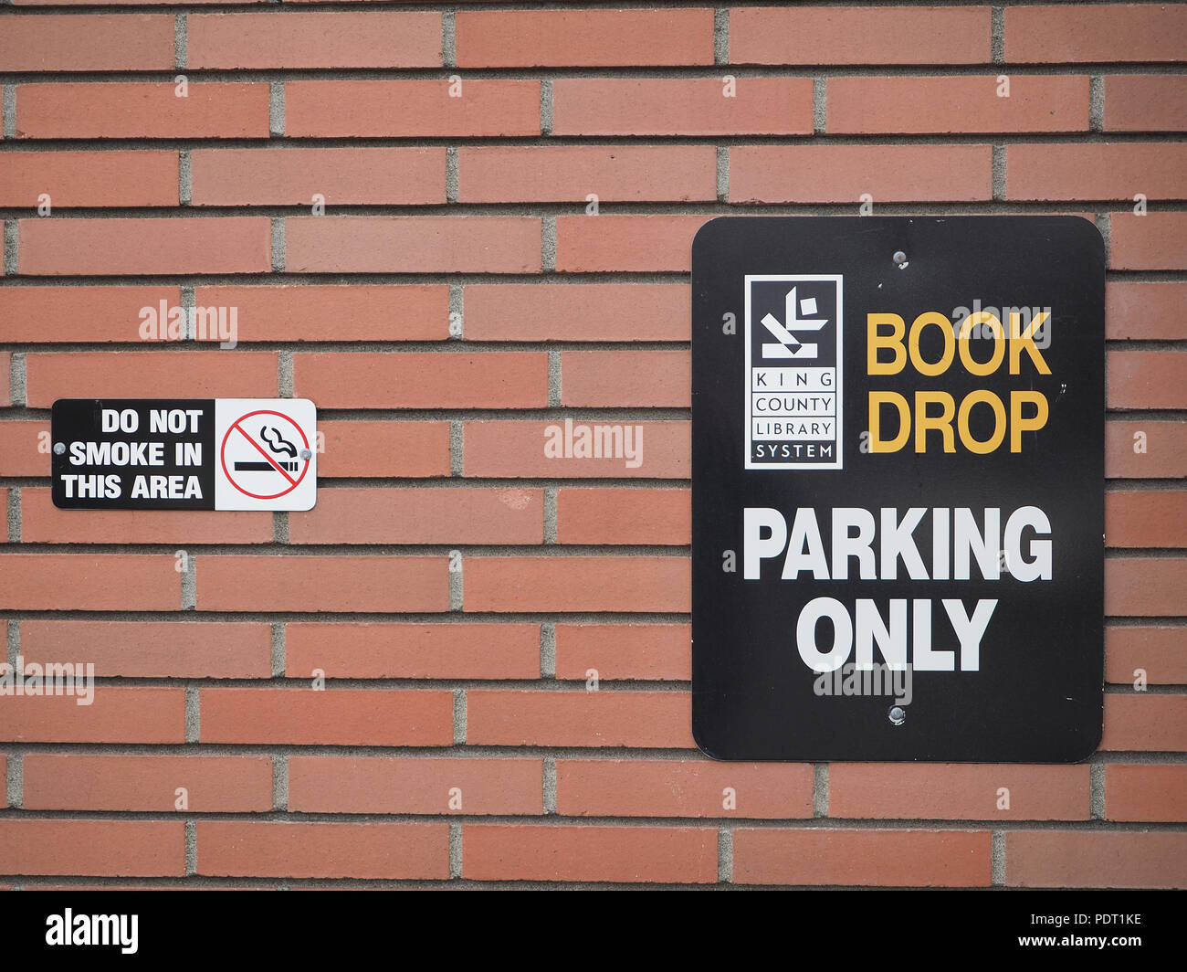 Segno di sola Consegna del libro, biblioteca pubblica di Bothell, WA, USA Foto Stock