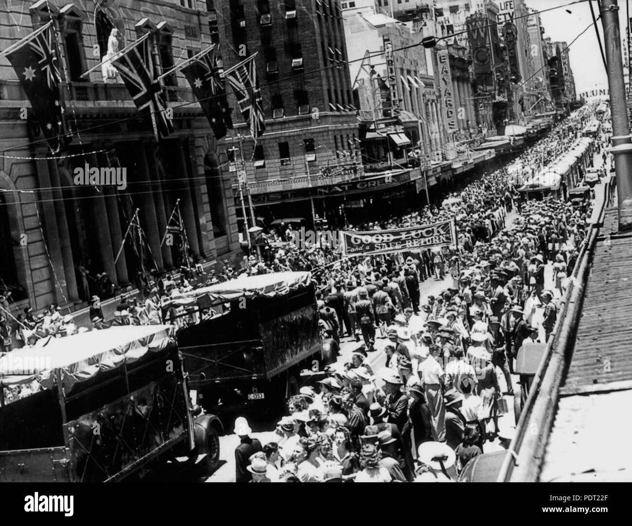 202 StateLibQld 1 106264 folla si riuniscono per guardare la Air Force Parade di Queen Street Brisbane, Dicembre 1940 Foto Stock