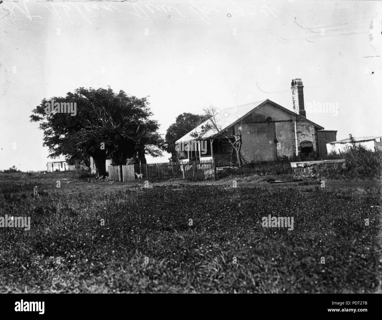 203 StateLibQld 1 107040 vecchio cottage su St Helena Island, Moreton Bay, Queensland, 1934 Foto Stock