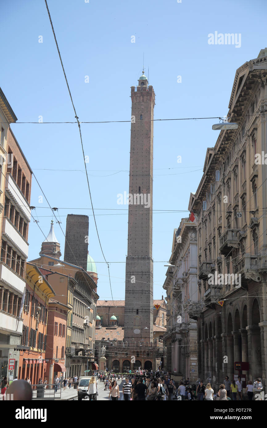 Le due torri torri degli asinelli e garisenda dominano lo skyline di bologna italia Foto Stock