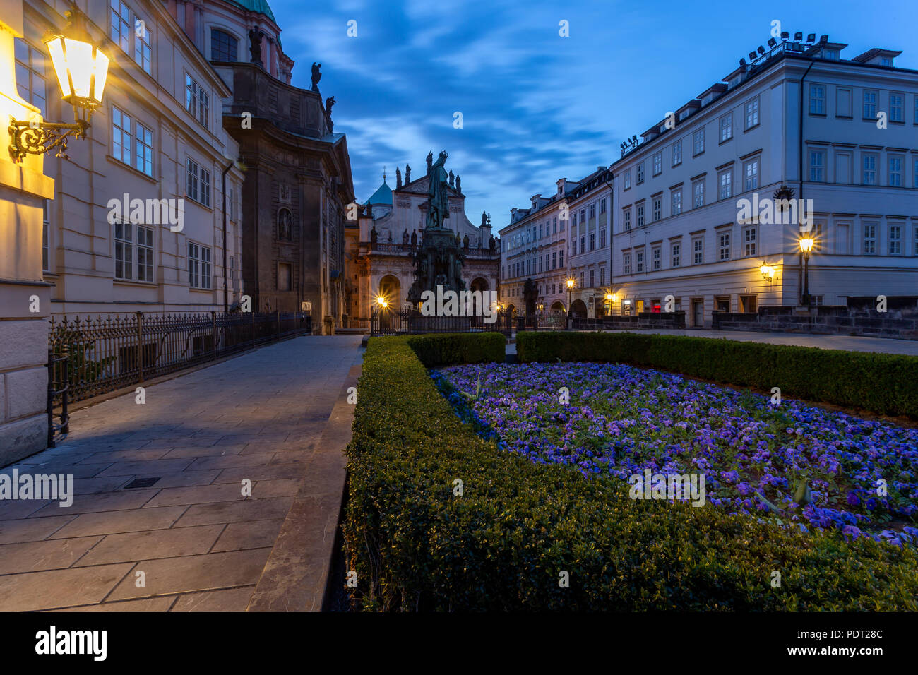 Piazza Krizovnicke al mattino. Ora blu a Praga con la città illuminata lampade a gas e Carlo IV statua, Repubblica Ceca Foto Stock
