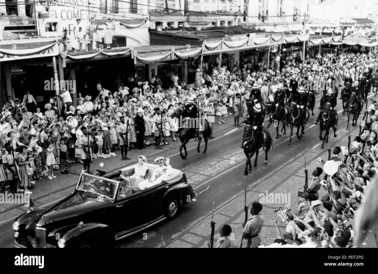 208 StateLibQld 1 115420 la Regina Elisabetta II e il Duca di Edimburgo sulla loro visita a Brisbane, 1954 Foto Stock