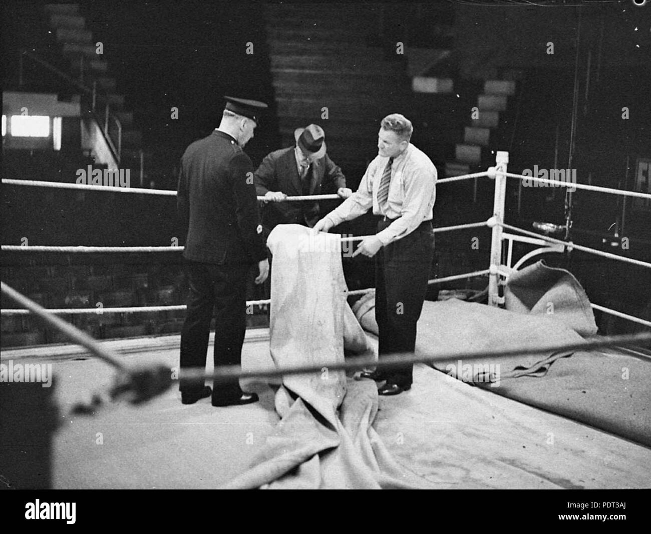 140 SLNSW 21111 Ispezione di mat da forze di polizia adottate per lo stadio di Leichhardt Ltd Foto Stock