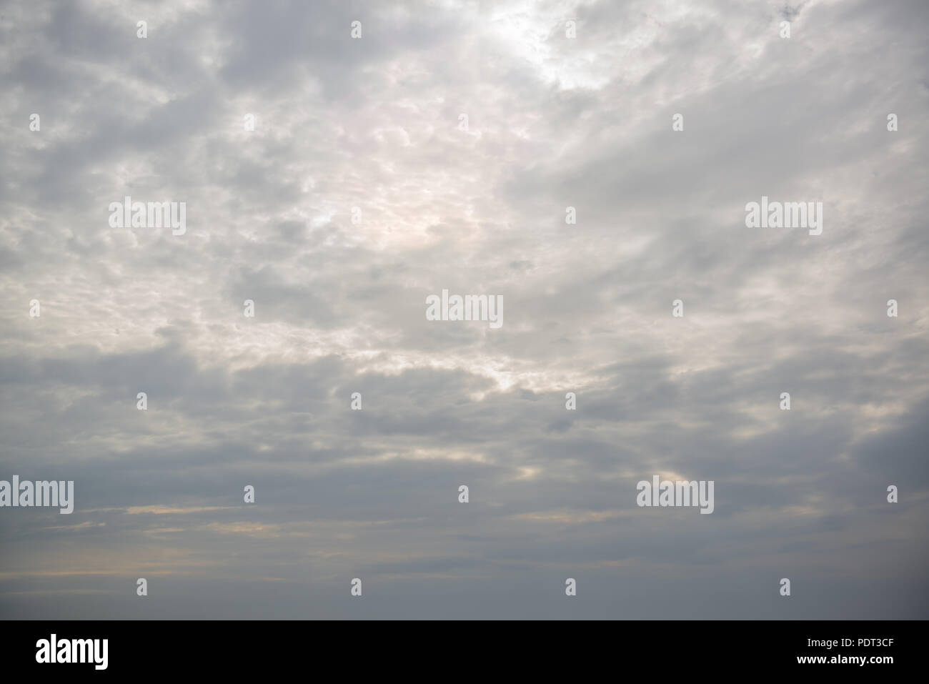 Nuvole grigie nel cielo Foto Stock