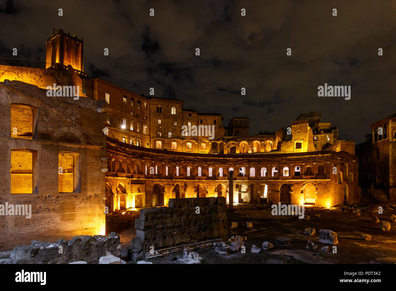 Scena notturna dei mercati di Traiano rovine presso il Foro di Traiano, Roma, Italia. Foto Stock