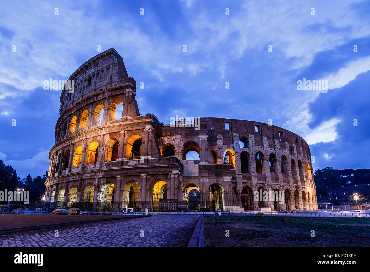 Una vista al blue ora del Colosseo, antico Foro Romano, Sito Patrimonio Mondiale dell'UNESCO, Roma, Italia. Foto Stock
