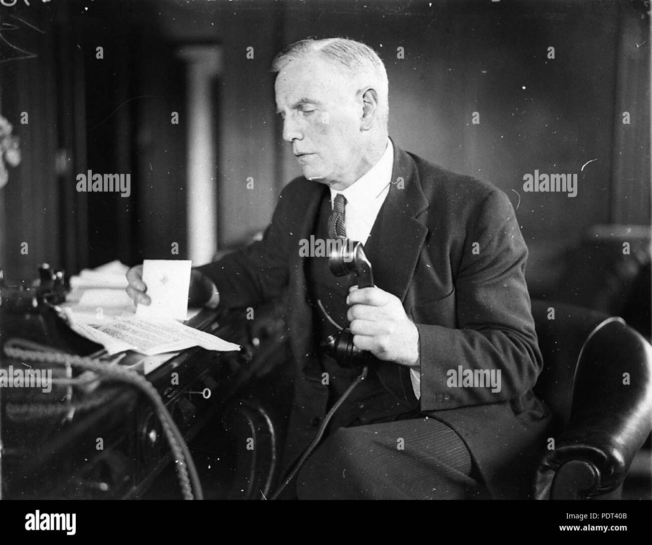 171 7427 SLNSW Ritratto di alp non identificato la frequenza cardiaca materna nel suo ufficio Foto Stock