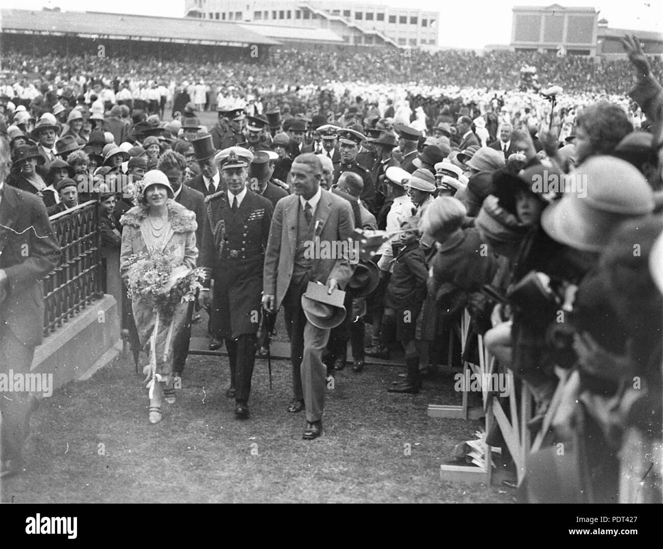 171 SLNSW 7536 sorridente coppia reale allietate da folle a Sydney Cricket Ground Foto Stock