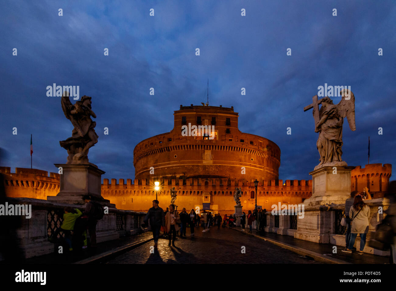 Il Sant'Angelo del Castello e Roma (Italia) al blue ora una luce speciale. Foto Stock