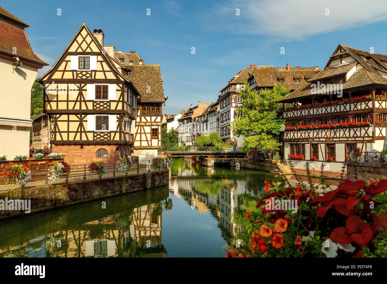 Little France (La Petite France), un quartiere storico della città di Strasburgo in Francia orientale. Affascinante semi-case con travi di legno. Famosa Maison de Tann Foto Stock