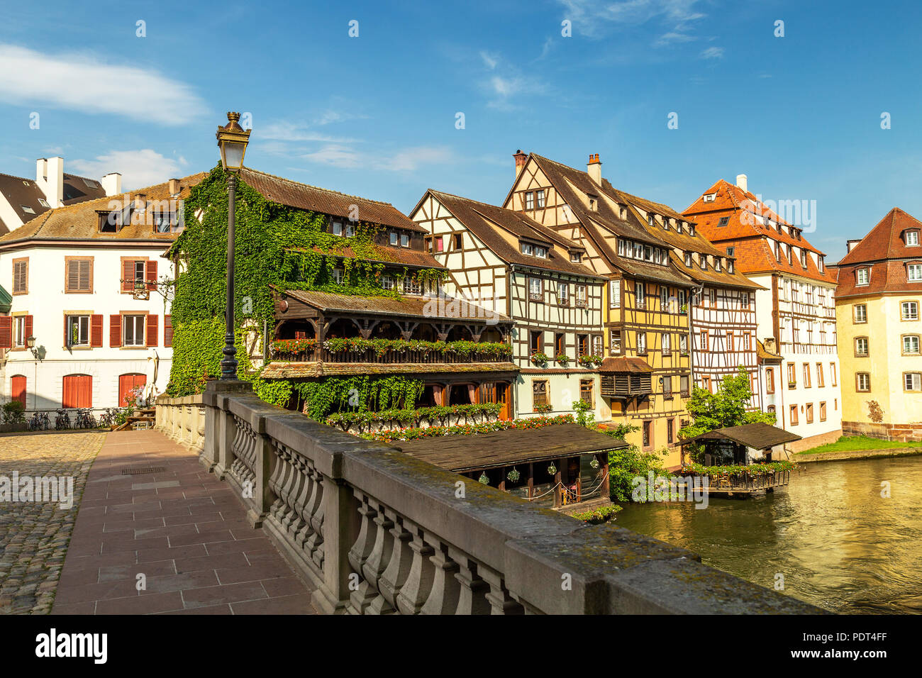 Little France (La Petite France), un quartiere storico della città di Strasburgo in Francia orientale. Affascinante semi-case con travi di legno. Foto Stock