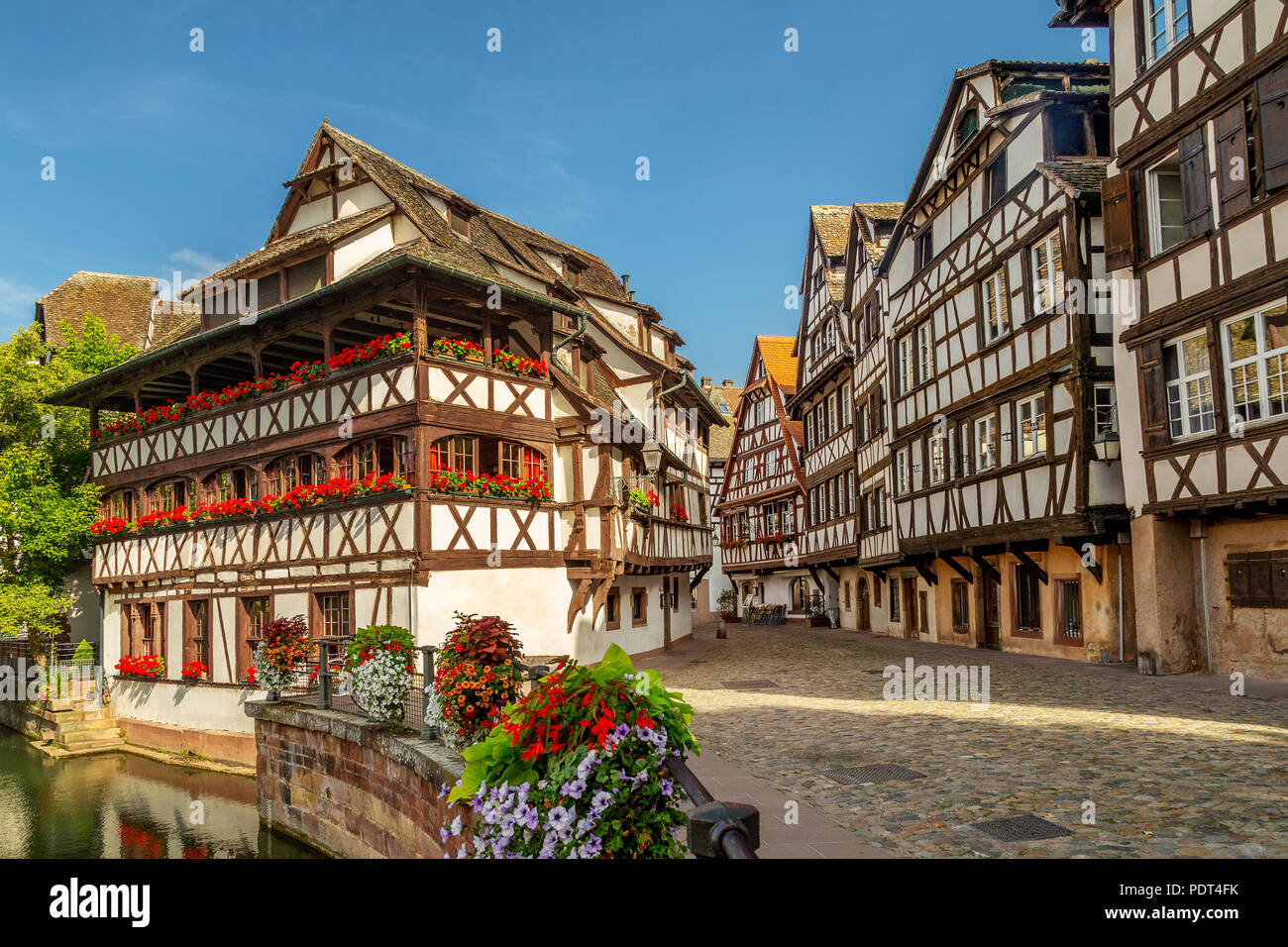 Little France (La Petite France), un quartiere storico della città di Strasburgo in Francia orientale. Affascinante semi-case con travi di legno. Famosa Maison de Tann Foto Stock