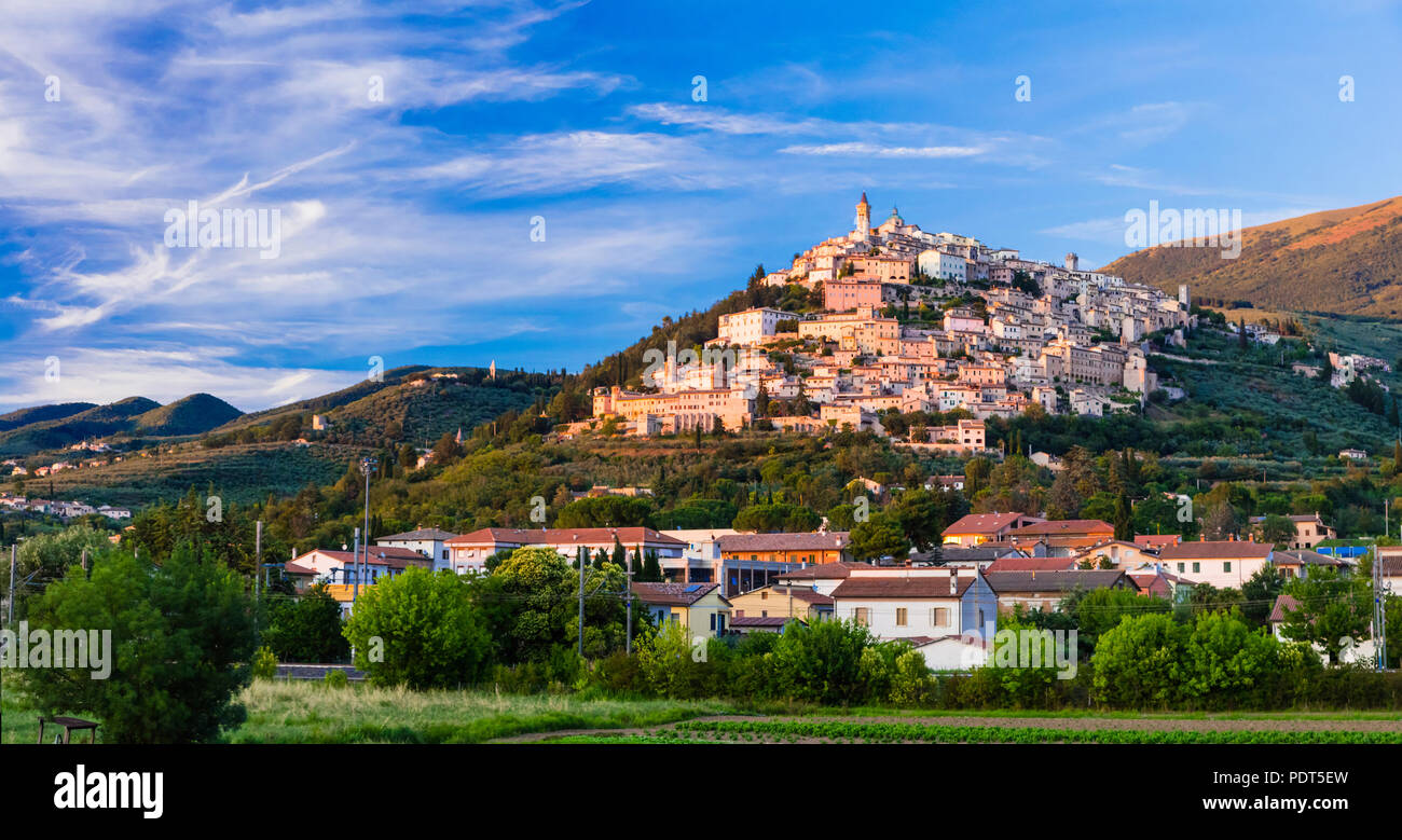 Bella Trevi Village oltre il tramonto,l'Umbria,l'Italia. Foto Stock