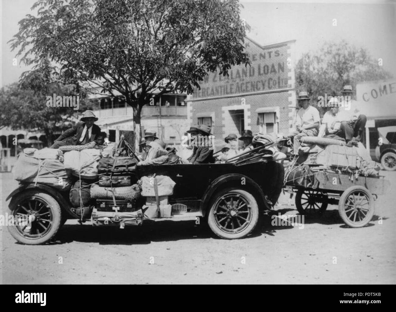 209 StateLibQld 1 116052 Winton-Longreach il servizio di posta elettronica fornito in un sovraccarico Hudson tourer, ca. 1920 Foto Stock