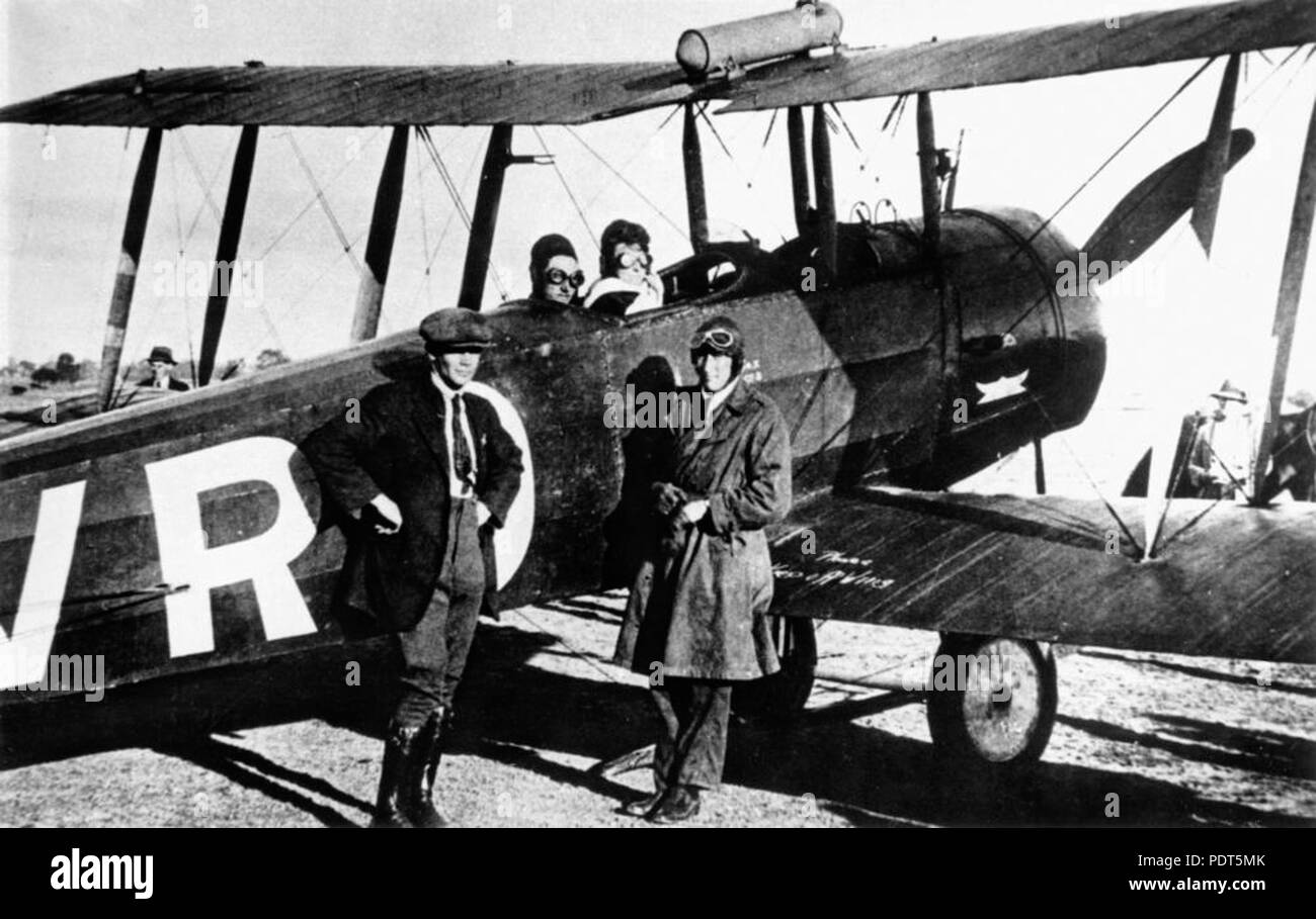 209 StateLibQld 1 116344 Avro 504 che è stato usato per la gioia dei voli a Windsor, Brisbane, 1920 Foto Stock