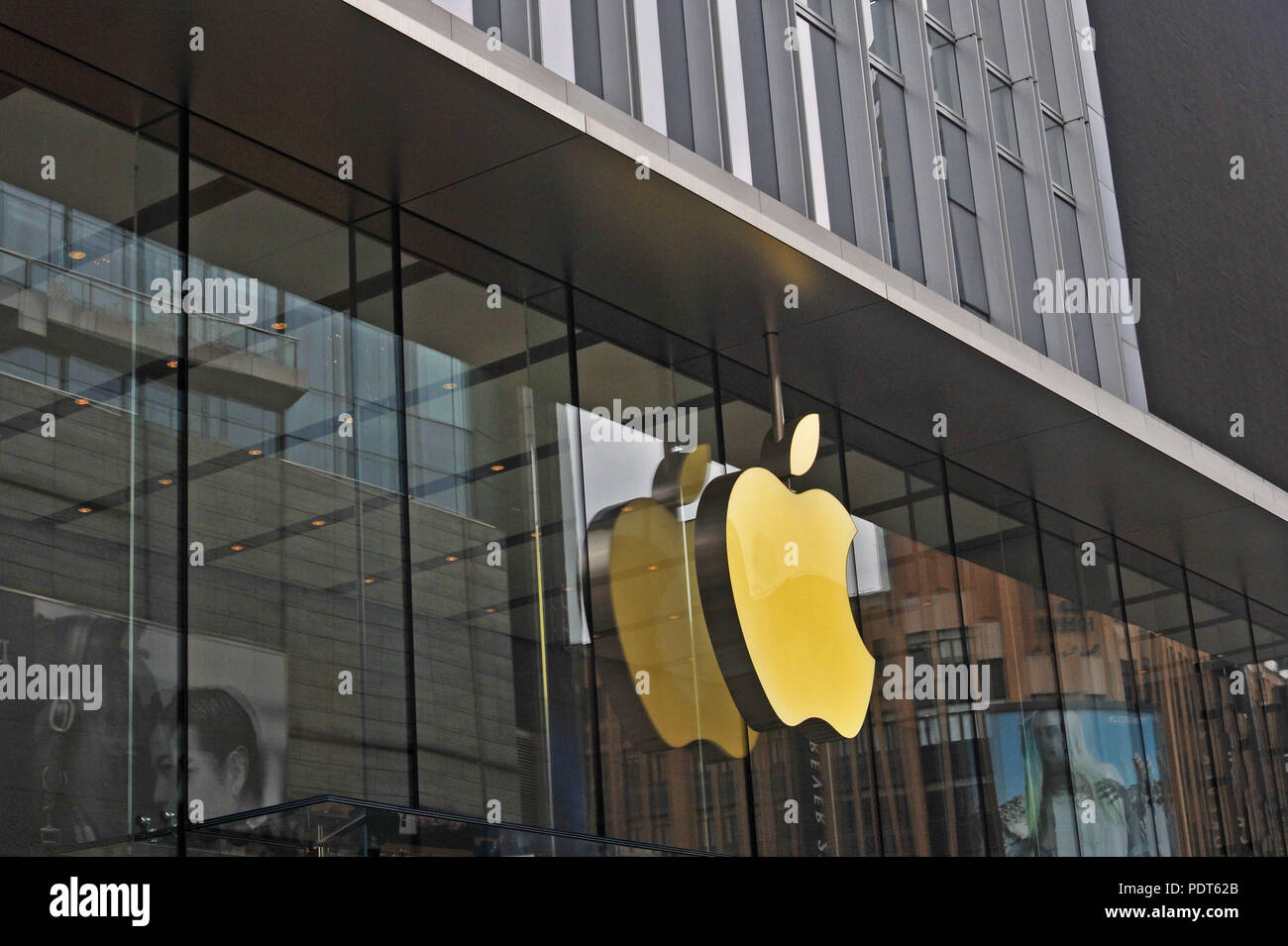 Apple boutique, Nanjing Road, Shanghai, Cina Foto Stock