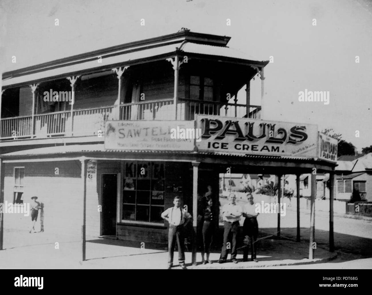 223 StateLibQld 1 angolo 141167 shop nel West End, Brisbane, ca. 1930s Foto Stock