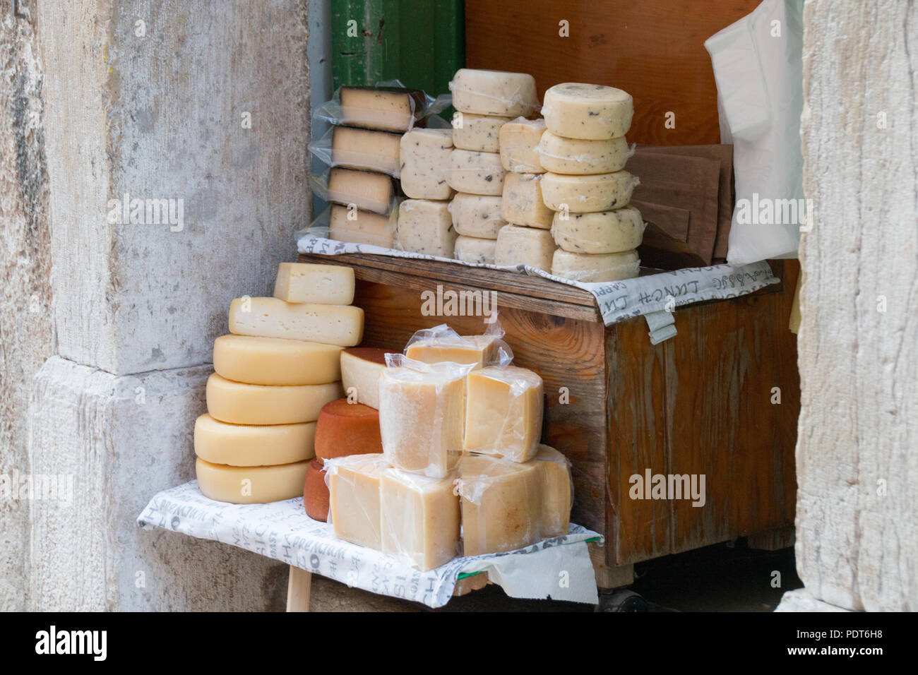 Formaggio al tartufo e altri formaggi sono in vendita in un vicolo. Foto Stock