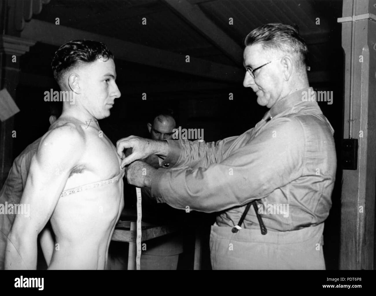 237 StateLibQld 1 164955 ispezione medica per un nuovo reclutare militari, Brisbane, ca. 1940 Foto Stock