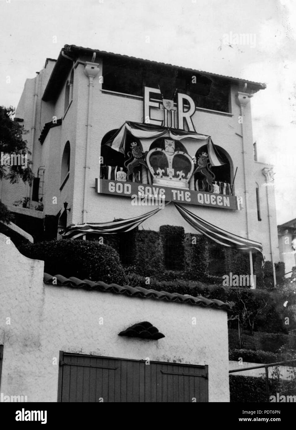 237 StateLibQld 1 165035 Casa su Hamilton Hill, originariamente noto come Cassa Anna decorata per la visita della Regina e del Duca di Edimburgo a Brisbane nel 1954 Foto Stock
