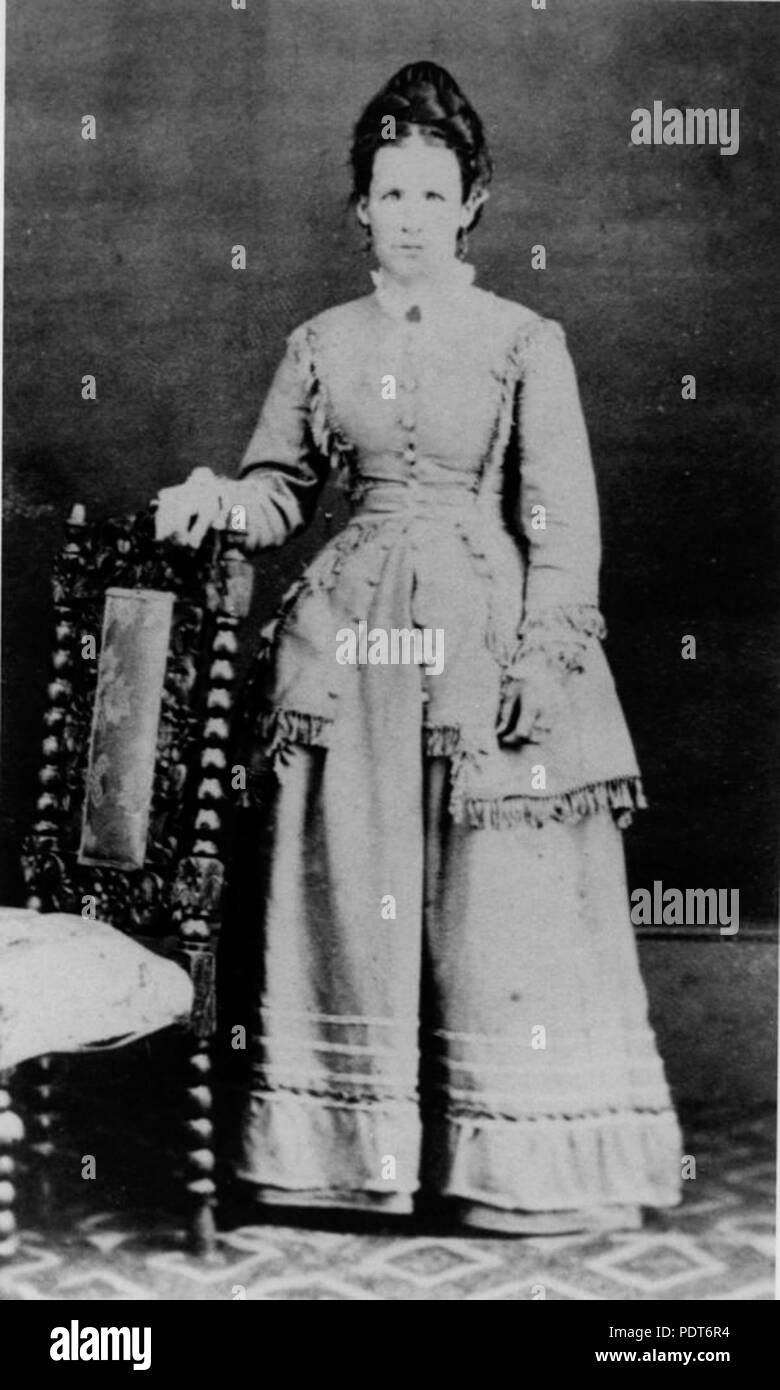 237 StateLibQld 1 165091 Studio ritratto di una donna non identificato, 1870-1880 Foto Stock
