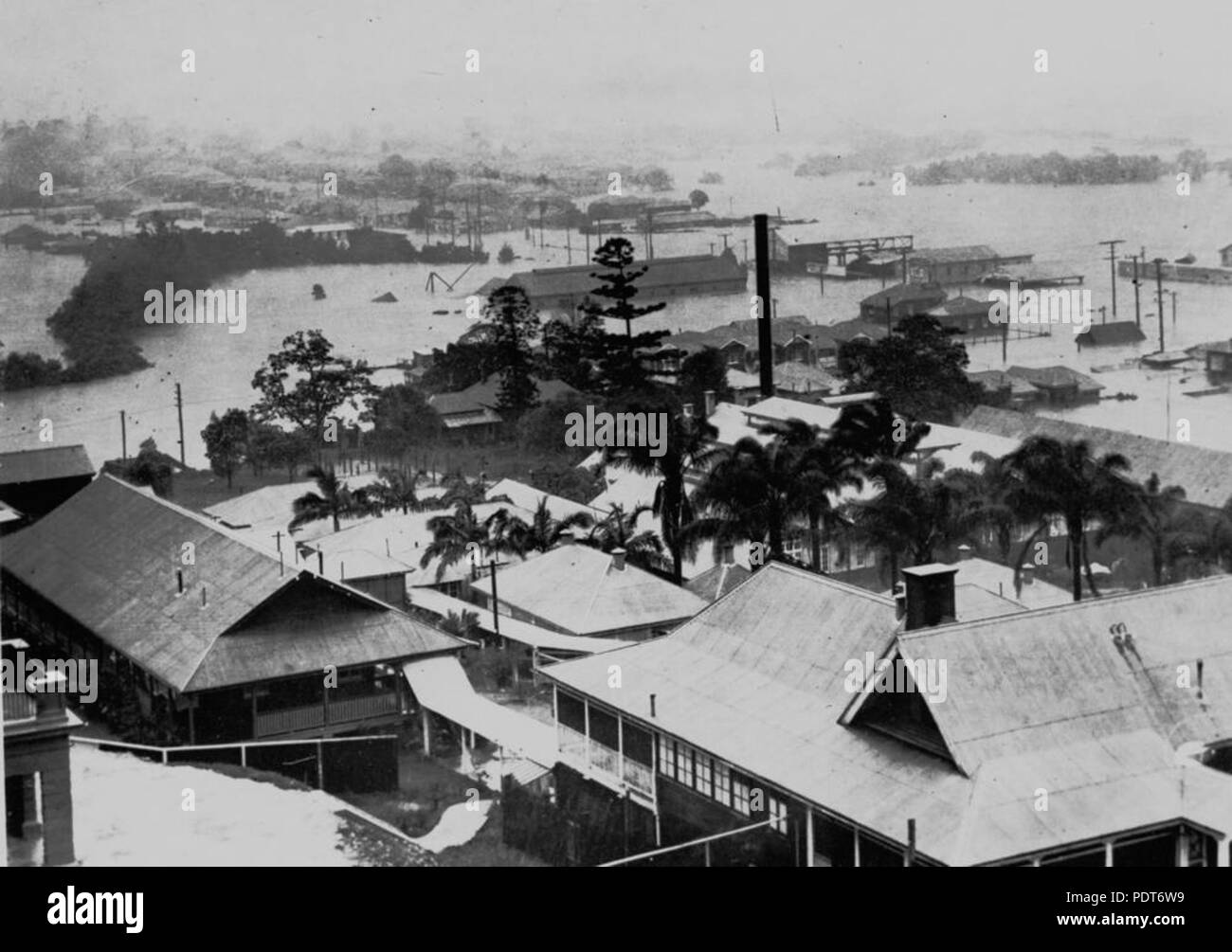 237 StateLibQld 1 165627 inondazioni in Bowen Bridge Road, Windsor, 1931 Foto Stock