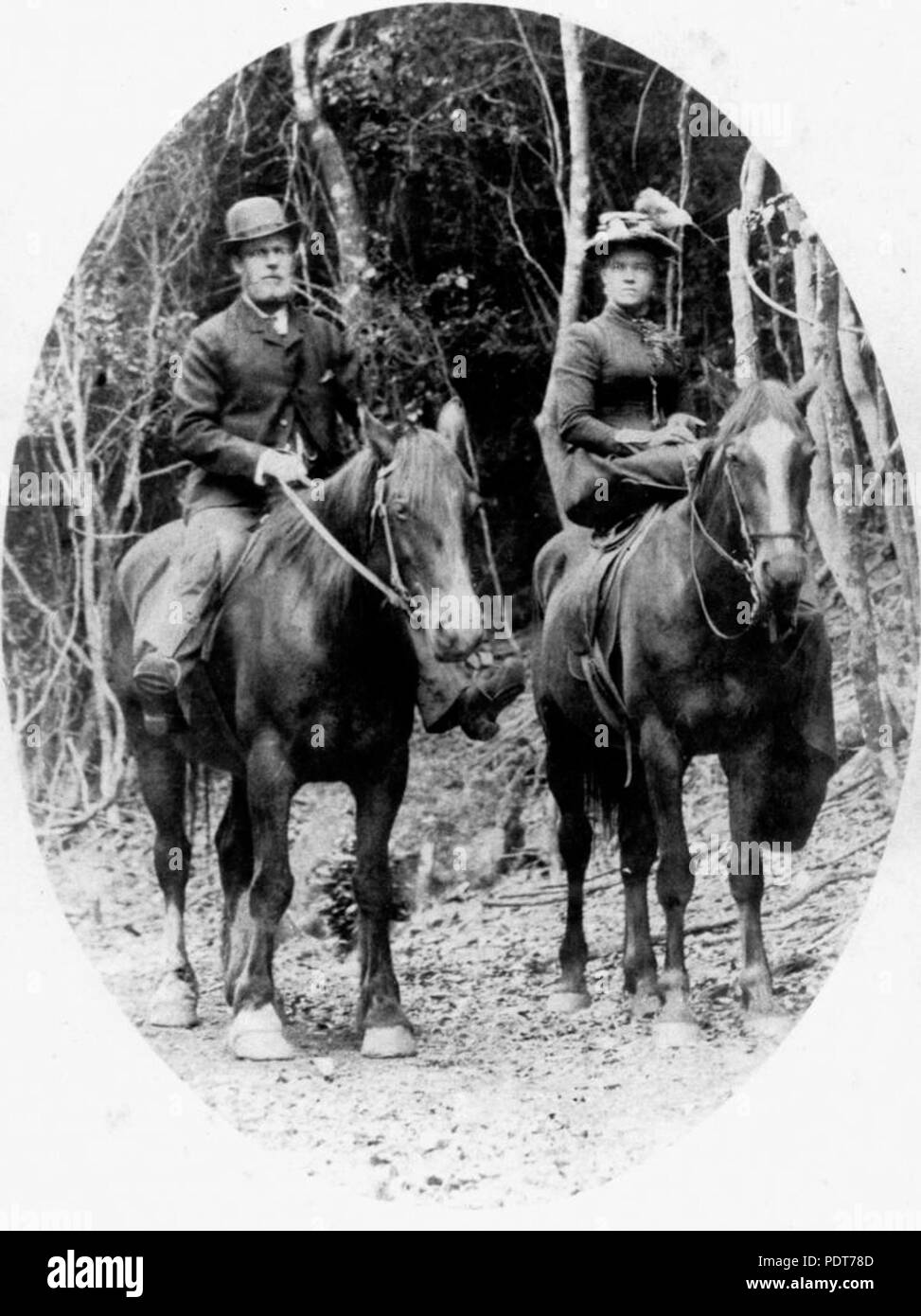 242 StateLibQld 1 174271 il signor e la signora Coles a cavallo a Mount Biggenden Foto Stock