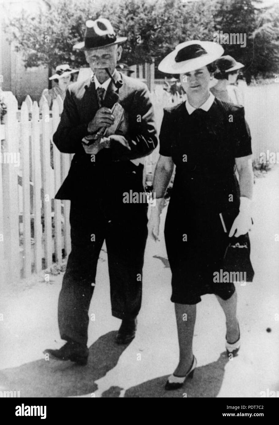 243 StateLibQld 1 175631 George Reeves e sua figlia Ethel Reeves, ca. 1935 Foto Stock