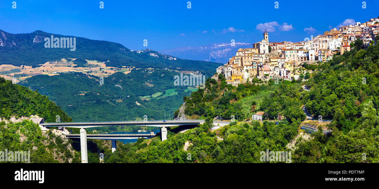 Impressionante Colledimezzo village,vista panoramica,l'Abruzzo,l'Italia. Foto Stock