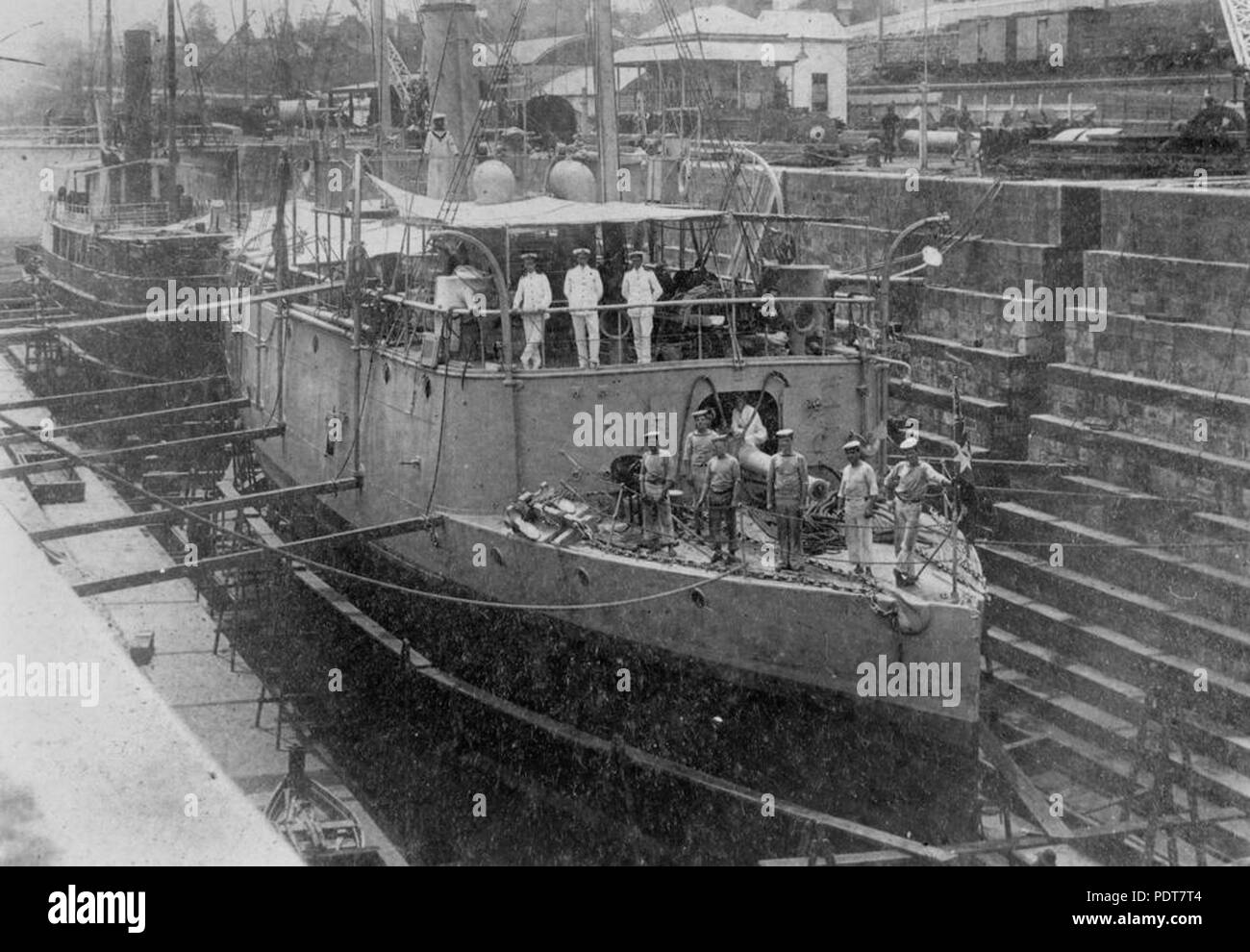 244 StateLibQld 1 180315 navi in bacino di carenaggio, Brisbane, ca. 1910 Foto Stock