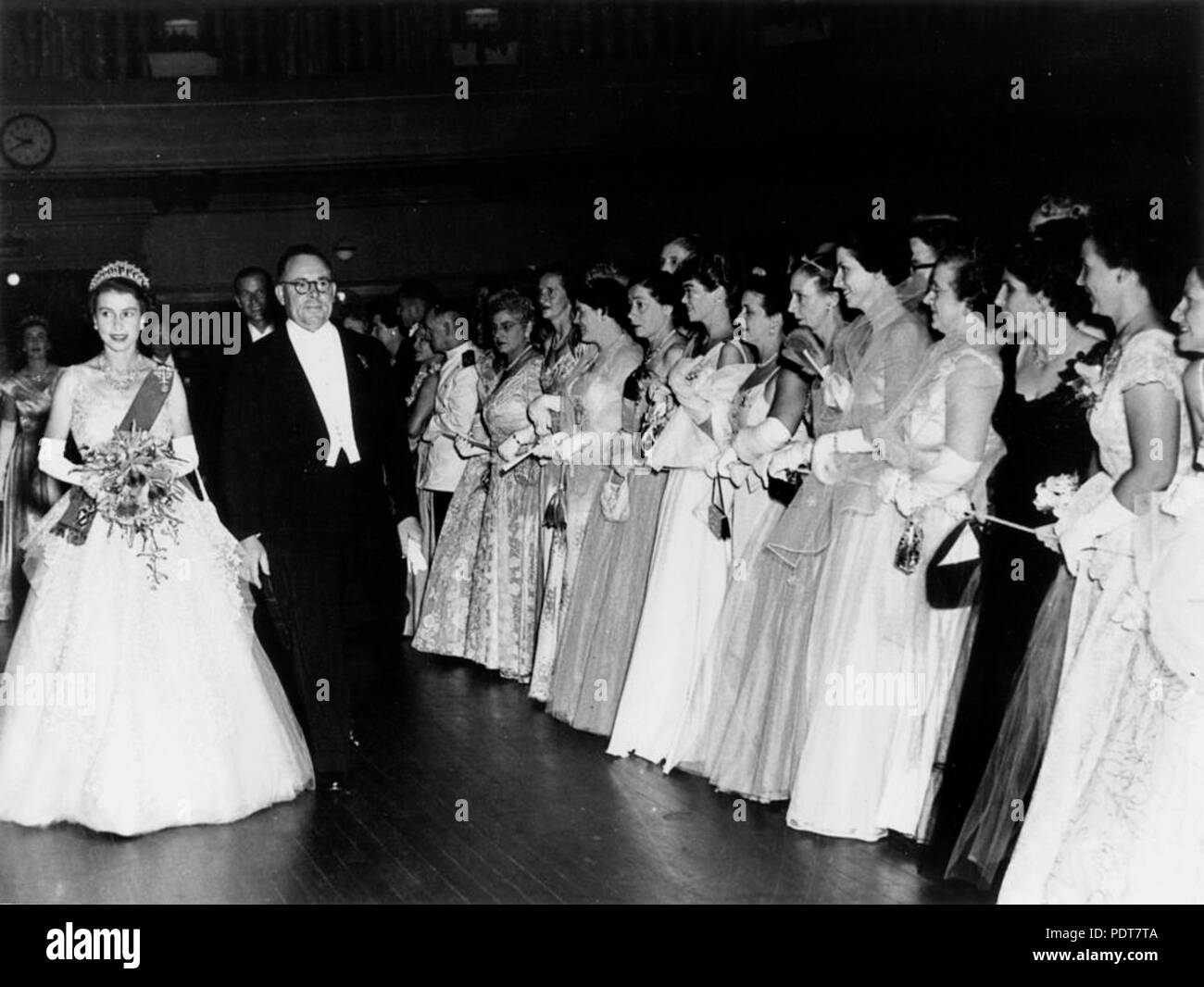 244 StateLibQld 1 180359 la Regina Elisabetta II e il Sindaco di Brisbane presso il Royal Ball, Brisbane, 1954 Foto Stock