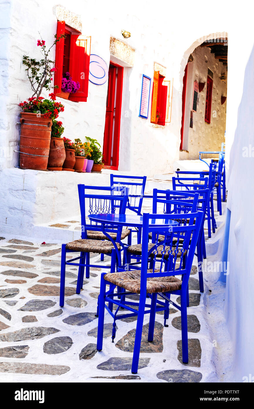 Vecchie strade di Grecia,vista con sedie e decorazioni floreali.Naxos. Foto Stock